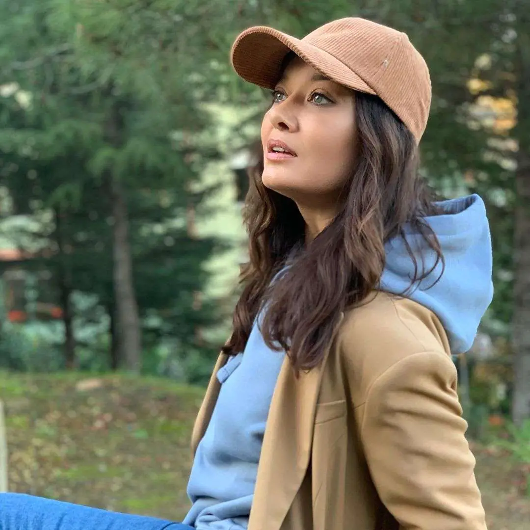 Nurgül Yeşilçay ve Berrak Tüzünataç'tan esprili paylaşımlar! 8