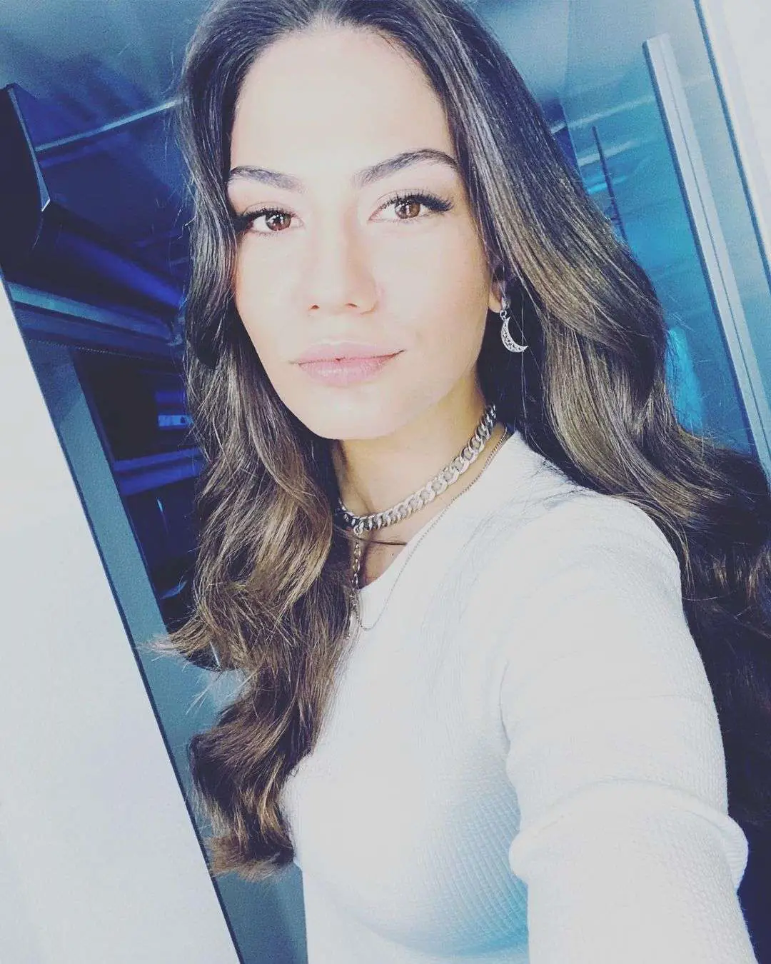 Burcu Özberk stiliyle, Demet Özdemir aksesuarları ile göz doldurdu! 10