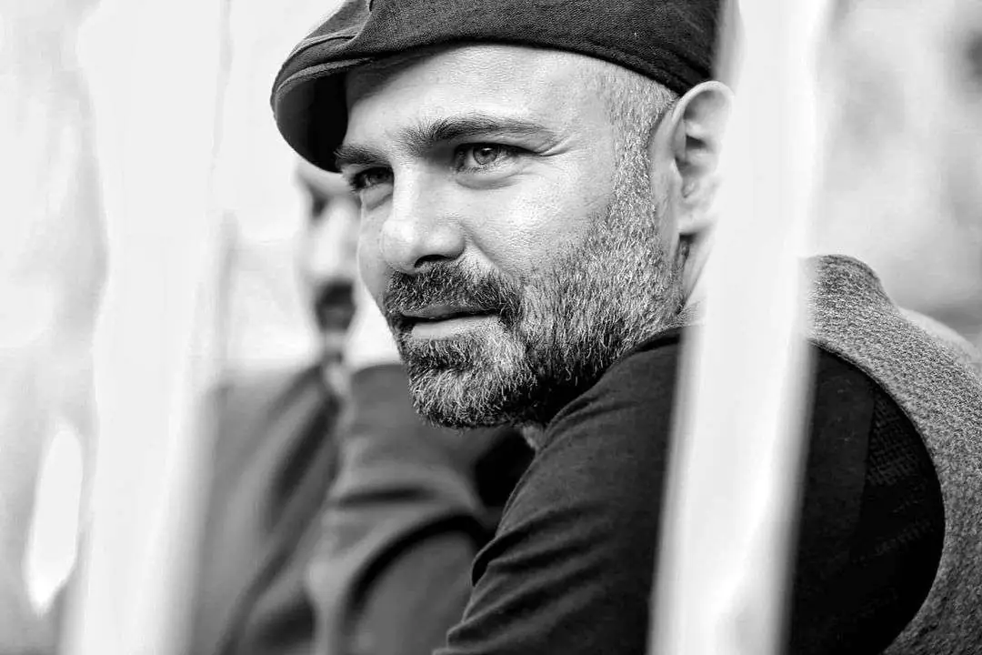 Sanki anlaşmışlar! Aynı kasket, aynı bakış! Erkan Avcı ve Berk Oktay karizması diye bir şey var! 8 Sanki anlaşmışlar! Aynı kasket, aynı bakış! Erkan Avcı ve Berk Oktay karizması diye bir şey var! 8