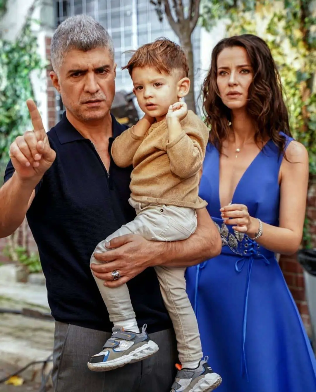 Seni Çok Bekledim dizisi setinde Özcan Deniz'den partneri ile birlikte büyük sürpriz 7