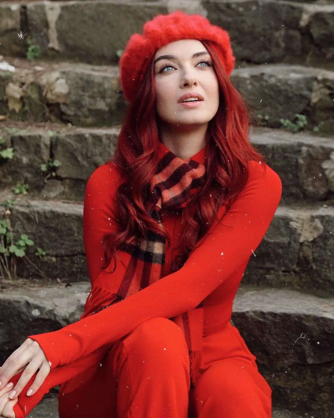 Aslıhan Güner, kırmızının dibine vurdu resmen! Didem Balçın'a hamilelik çok yakıştı! Nilperi Şahinkaya yine sessiz! 9