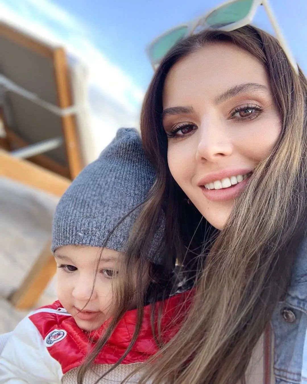 Hatice Şendil ve Pelin Akil'in kendileri dizi setinde, akılları ise evde! 8