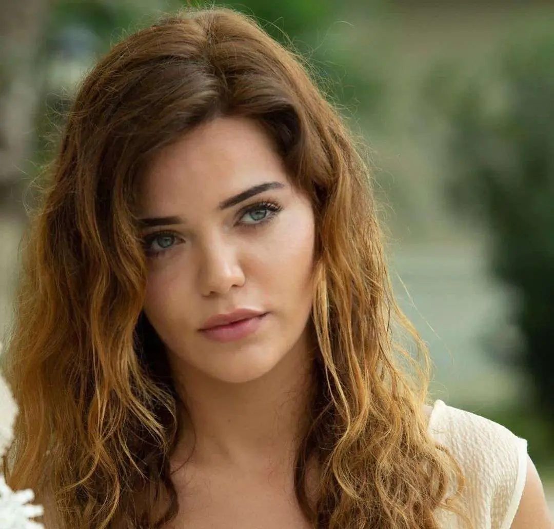 Hilal Altınbilek, Şebnem Bozoklu ve Pelin Karahan'dan set pozları! 9