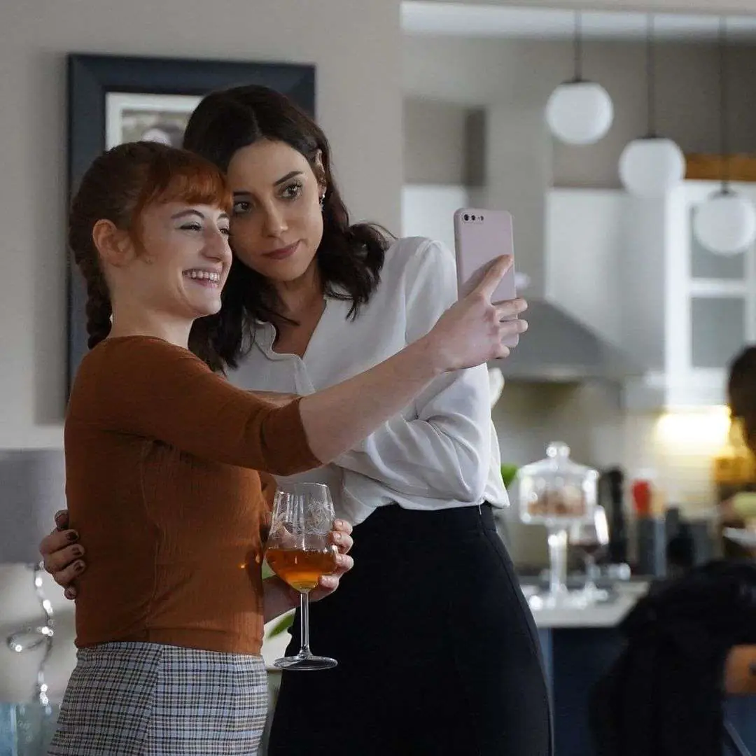 Cansu Dere, Esra Bilgiç ve Hazar Ergüçlü'nün dizi çekimlerinden perde arkası pozlar! 9