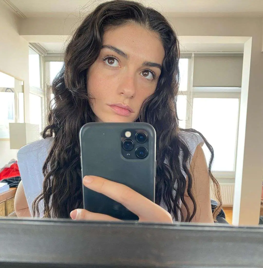 Demet Özdemir 2020'ye, Hazar Ergüçlü aynaya bakıyor! Birce Akalay ise gülmeyi başarmış! 4