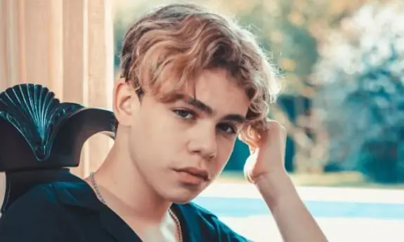 Komşular dizisinin Güçlü'sü Alper Erözer, şarkıcılıkta iddialı çıkış yaptı! 7