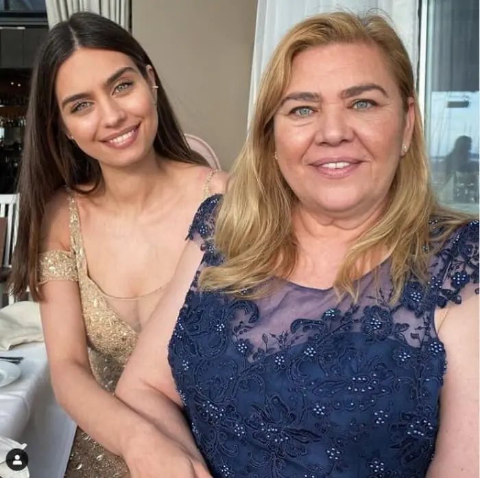 Amine Gülşe'nin annesi ile benzerliğini görenler şaştı kaldı! 7