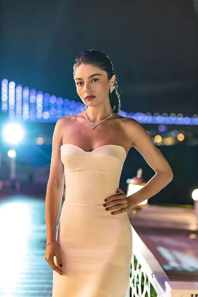 Sanki dizi seti değil de moda defilesi! Ayça Ayşin Turan kuğu gibi, Tolga Sarıtaş yakıyor! 10