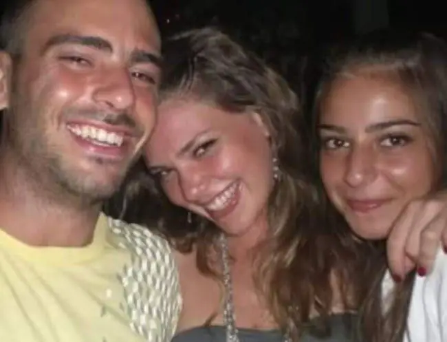 Pek de şık olmuş... Aslı Enver, maske konusunu sıkı tutmuş, kız kardeşine yaptırıyor... 9