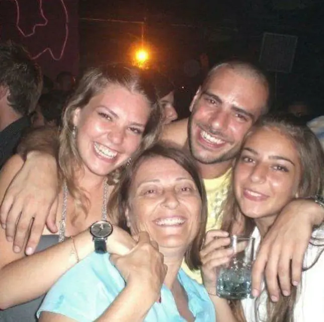 Aslı Enver'in kız kardeşi ile benzerliği şaşırttı! İşte ailesi... 15