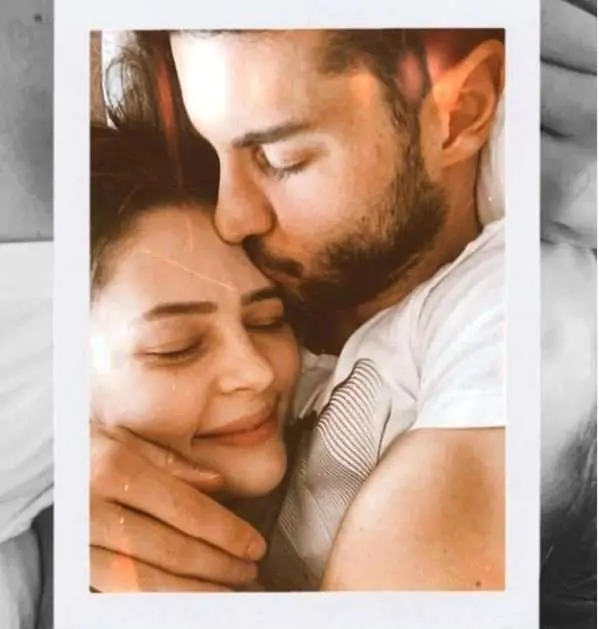 Berk Oktay'ın sevgilisi Yıldız Çağrı Atiksoy ile imalı aşk pozu! 7