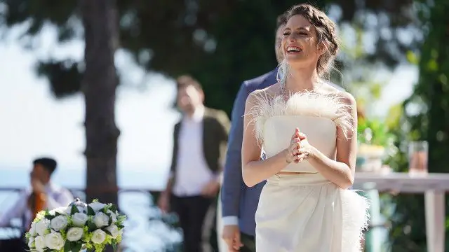 Ne Hande Erçel ne de Kerem Bürsin! Sen Çal Kapımı izleyenler Bige Önal'ı görünce ekrana kilitleniyor! 9