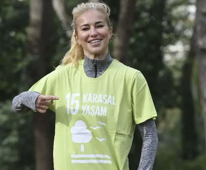 Burcu Esmersoy, 'Karasal Yaşam' için 17 dakika 17 saniye koştu! 2
