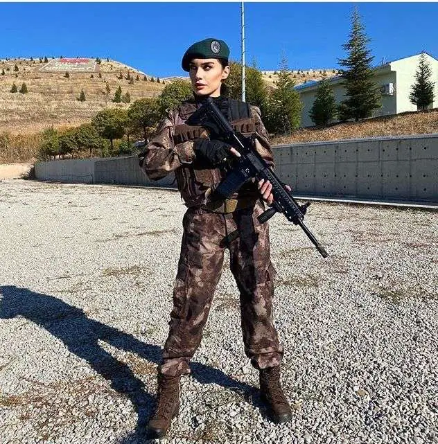 Burcu Kıratlı, yeni filminden iki ayrı pozla şaşırttı! 8