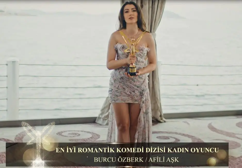 Afili Aşk sayesinde ödül alan Burcu Özberk'in gurur tablosu! 10