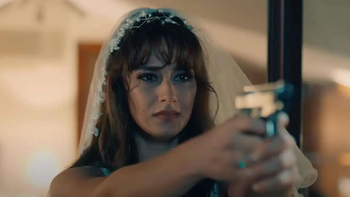 Çukur dizisinin oyuncusu, önce Demet Özdemir'i, sonra da Hande Erçel'i yerinden etti! 10