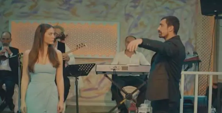 Oyun havaları Demet Özdemir'e, efelenmek İbrahim Çelikkol ne çok yakıştı! 8