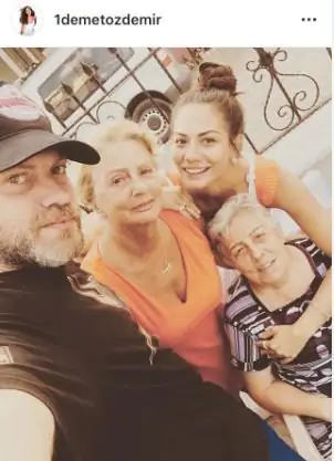 Demet Özdemir'in aile saadeti! İşte ablası, abisi, annesi ve anneannesi... 11