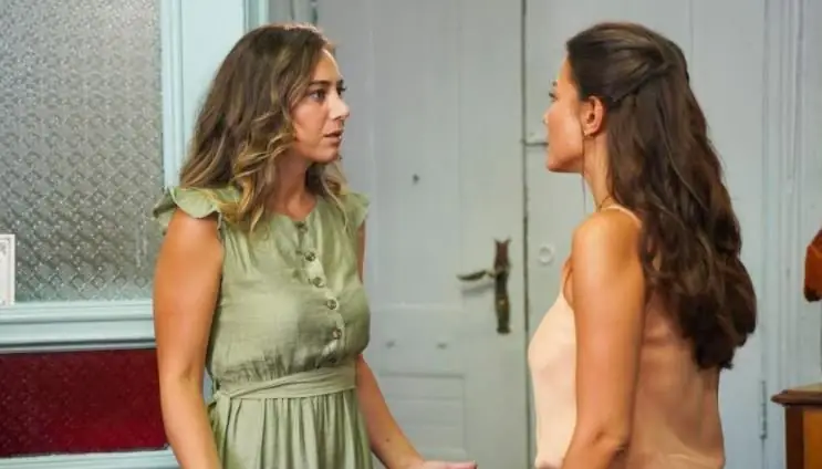 Demet Özdemir'in adeta içi içine sığmıyor... Doğduğun Ev Kaderindir setinde coşku tavan! 14