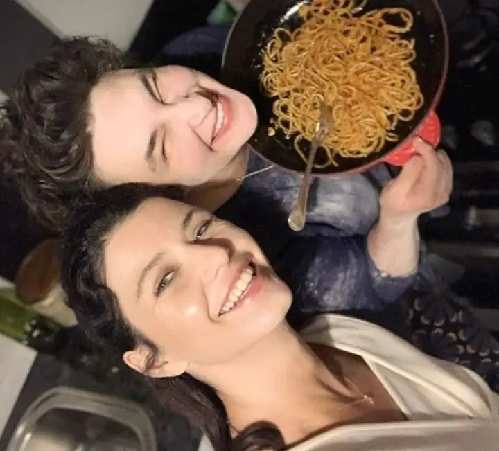 Önce Sezen Aksu şovu, şimdi de makarna partisi! Beren Saat ve Esra Dermancıoğlu farkı! 7 Önce Sezen Aksu şovu, şimdi de makarna partisi! Beren Saat ve Esra Dermancıoğlu farkı! 7