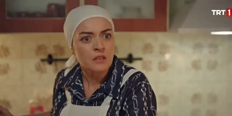 İlahi Ezgi Mola! Masumlar Apartmanı setindeki pozundaki detayı gören kahkahayı bastı! 8 İlahi Ezgi Mola! Masumlar Apartmanı setindeki pozundaki detayı gören kahkahayı bastı! 8