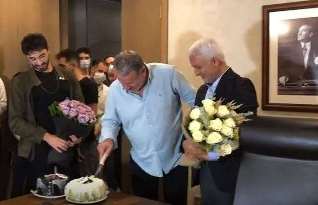 Yasak Elma setinde bu veda gerçek; pasta kesildi, güzel sözler söylendi! 7