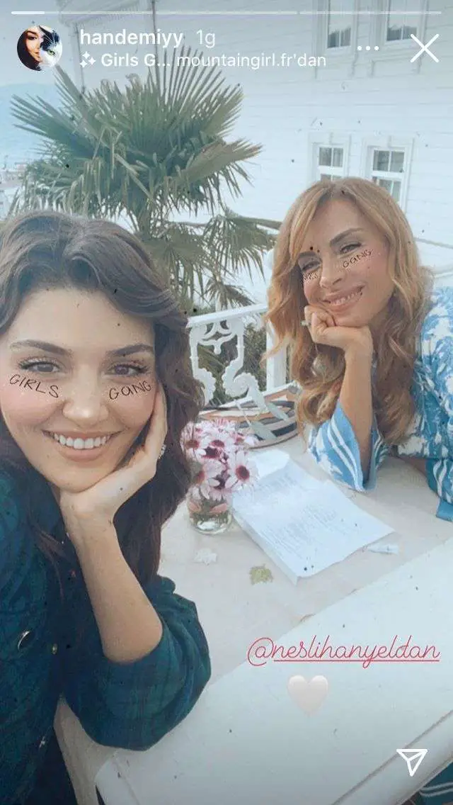 Sen Çal Kapımı setinde Hande Erçel'den gelin-kaynana pozu! 8