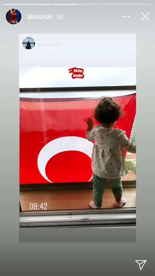 Demet Özdemir, Şevval Sam, Ali Sunal, Ezgi Mola, Eda Ece Tarkan, Burak Özçivit... Ünlülerden dikkat çeken Cumhuriyet Bayramı kutlamaları 30