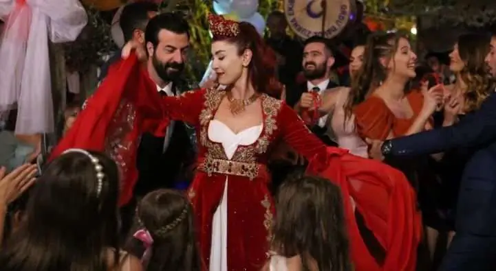 Kuzey Yıldızı İlk Aşk reytingde çalım attı ama Sen Çal Kapımı 10 kat farkla şaşkına çevirdi! 16