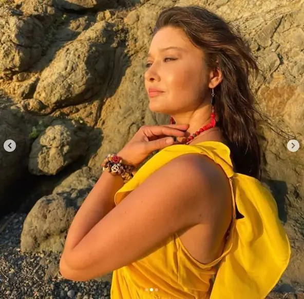Nurgül Yeşilçay ne giyse yakışıyor; kırmızı ve sarı elbiseli halleriyle mest etti! 8