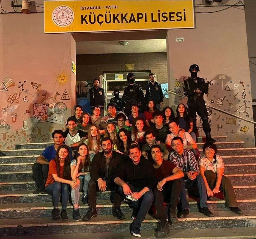 Öğretmen dizisi ekibinden duygulandıran veda pozu! 7