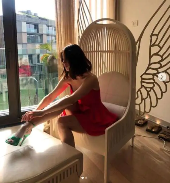 Özge Gürel vur dedik öldürdün, şu seksi pozlara bi bakar mısınız? 8
