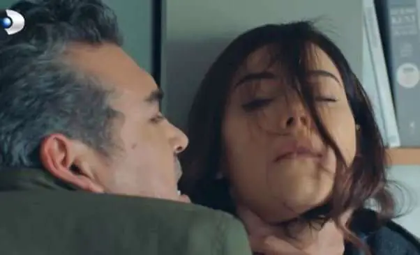 Tamam şahane plan da bir gariplik yok mu sizce de? Sadakatsiz'de mantık dışı sahne! 17