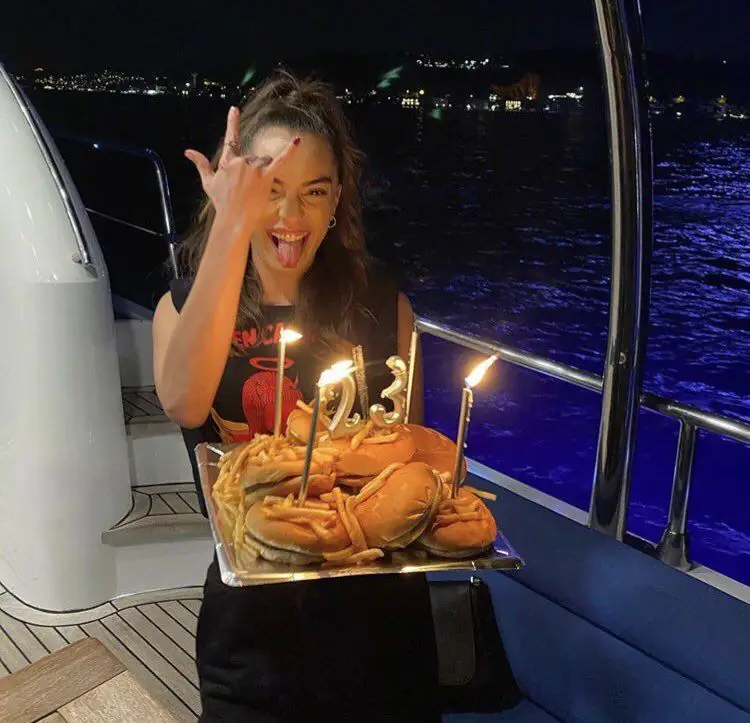 Zalim İstanbul'un Cemre'si Sera Kutlubey'den bir garip doğum günü kutlaması! 7