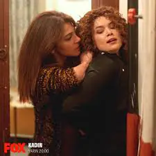 Eski düşmanlar dost oldu! Zümrüdüanka dizisine katılan Gökçe Eyüboğlu'na sürpriz tebrik... 8