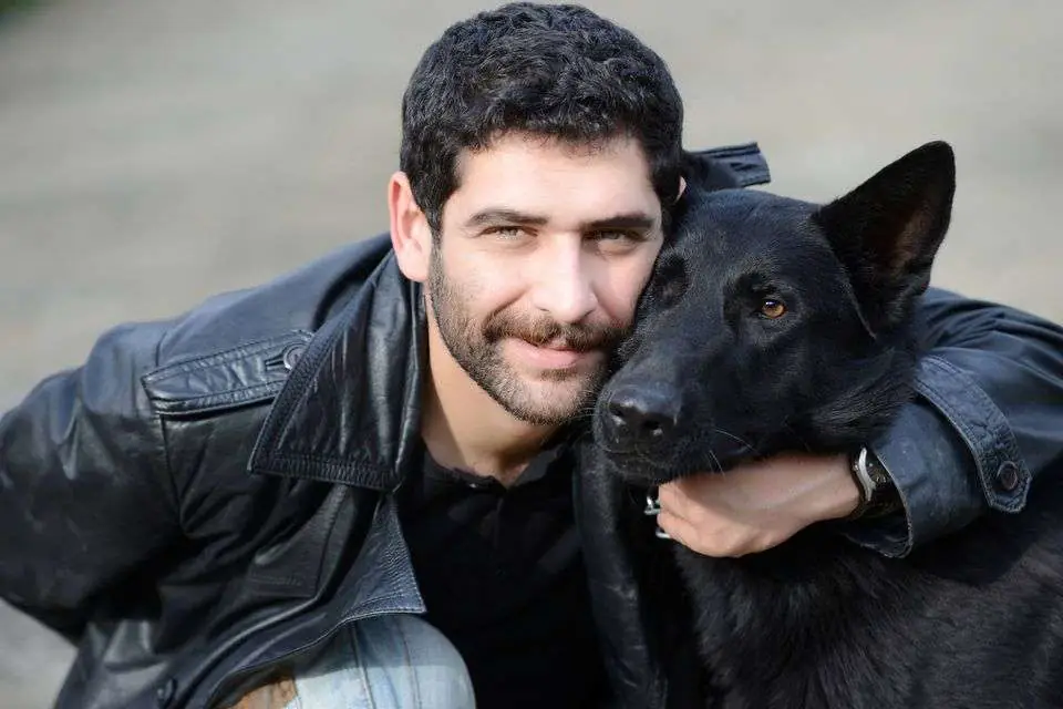 Masumlar Apartmanı'na öyle bir ünlü katıldı ki, izleyici için büyük sürpriz oldu 7