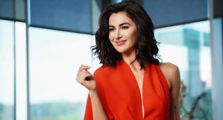 Nesrin Cavadzade sanki dizi setinde değil defileden fırlamış gibi çok seksi! 8