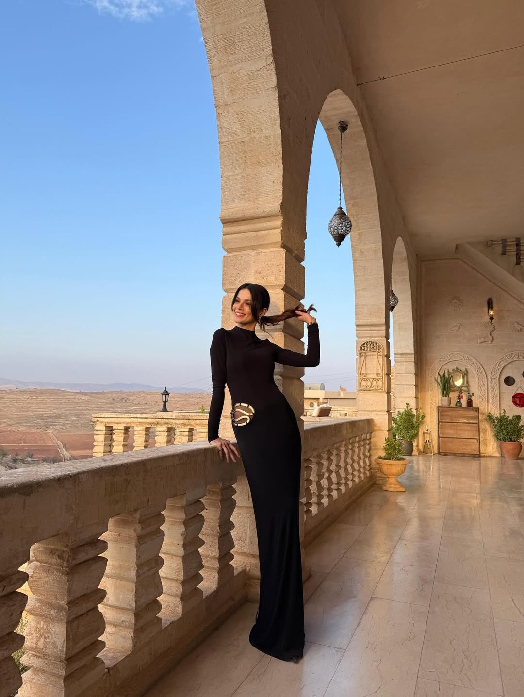Sinem Ünsal'ın Uzak Şehir dizisindeki kıyafetleri çok konuşuluyor! 6