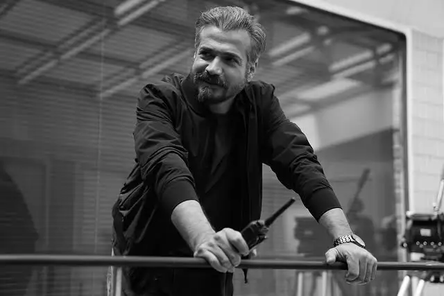 Cahit Gök Kimdir? Çirkin Dizisi Selim Yılmaz Karakteri, Boyu, Yaşı ve Ailesi 6 Cahit Gök Kimdir? Çirkin Dizisi Selim Yılmaz Karakteri, Boyu, Yaşı ve Ailesi 6